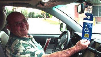 Всё очень просто. Вообще-то, у настоящих инвалидов на зеркале должно висеть специальное разрешение на парковку. Выглядит примерно так. Если оно там висит, то перед вами, в 99.9% случаев- настоящий инвалид, как бы он ни выглядел. Если же такой карточки на зеркале или лобовом стекле нет, то, скорее всего, за рулём - ненастоящий инвалид. Очень часто на инвалидских местах без разрешения паркуются абсолютно здоровые на вид негритянки, но им никто не делает замечания- не ровен час обвинят в расизме и аблеизме!