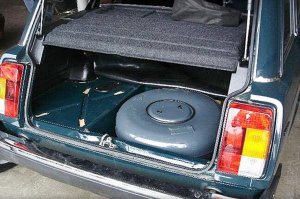 Нет, слева от запаски.