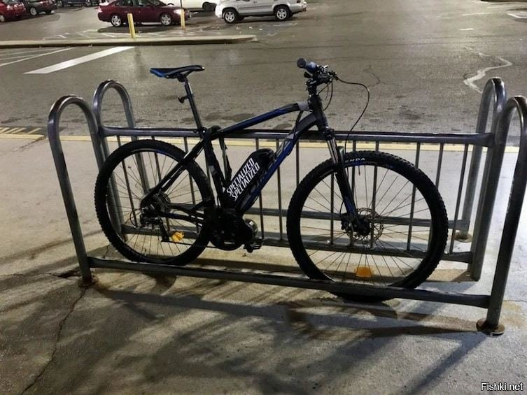 Идиот здесь тот, кто такую парковку сделал!!! Сюда, на месте велосипеда,  можно только одно колесо вставить для стоянки и пристегнуть его, а остальное с радостью ворьё заберёт !!!