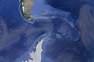 Когда только-только появлялись программки вроде google earth и подобные им, где можно смотреть на изображение Земли со спутников, заметил вот этот рельеф между Южной Америкой и Антарктидой.
Наверняка существует какое-то географическое объяснение (взаимное движение плит, разломы какие-нибудь и так далее, совсем я в этом не силён), но мне тогда показалось, будто это след какой-то глобальной катастрофы, когда огромный астероид столкнулся с Землёй (слева направо на картинке), да так, что разделил надвое материк и южная часть Южной Америки и северная часть Антарктиды как бы "загнулись" вправо.

Сомневаюсь, конечно, что это так. Но именно про этот рельеф в своё время пробовал что-то найти (не слишком настойчиво впрочем), безуспешно.