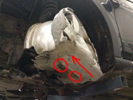 Не ехала эта машина вперед !
Судя по стертому металлу ее тащили назад.
Хрен его знает где так получилось, но может быть она была закреплена не правильно на автовозе последней, и в дороге крепление разболталось и машина съехала передними колесами с пандуса. Далее они крутились сами пока одно из них не лопнуло, и уже металл шкрябал по дороге. А вот водитель фуры-автовоза даже не замечал такой мелкий пустячок.