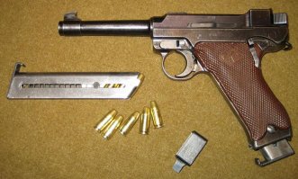 *** Парабеллум  имеет узнаваемый, оригинальный и непохожий ни на какие другие пистолеты вид. ***

Ну, сказать по правде, финский "Лахти Л-35" на него всё же немножечко похож.