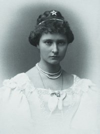 кстати, даже чисто внешне, Кшесинская - Александре Федоровне (тогда Аликс) даже в подметки не годится... сомнительно, чтобы Николай стал бы менять принцессу на пошлую чернульку.