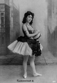 кстати, даже чисто внешне, Кшесинская - Александре Федоровне (тогда Аликс) даже в подметки не годится... сомнительно, чтобы Николай стал бы менять принцессу на пошлую чернульку.