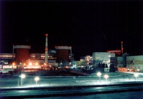 ВВЭР-1000.
    Южно-Украинская АЭС. На долю южно украинской атомной электростанции АЭС приходится 10% всей вырабатываемой на территории страны электроэнергии. Здесь также применяются реакторы ВВЭР-1000. Руководство энергетического концерна, в который входят все действующие станции, пыталось перейти на топливо американского производителя, но после большого количества отказов в работе Южноукраинской АЭС было принято решение вернуться к российскому урану. Во время существования ЮУАЭС сроки службы реакторов были продлены. Список Южно-Украинская АЭС (ЮУАЭС), которые будут выведены из эксплуатации, имеет следующий вид: 1 блок прекратит свою работу в 2027 году, 2 блок в 2030, а третий перестанет работать в 2034 году.
