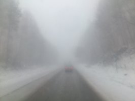 это вчера на м5 в трех км от Златоуста . за 10 минут завалило трассу так что фуры повисли на подъеме .