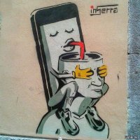 В очереди за новым айфоном стоит до 500 человек. Им даже пригнали автобус, чтобы погреться