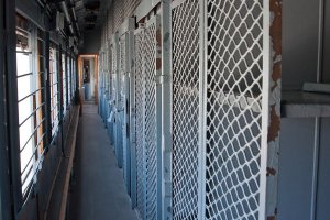 У нас в таких вагонах  только по этапу осужденных отправляют,пипец.