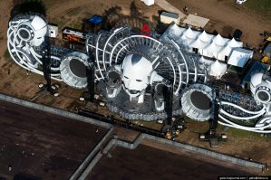 Главная сцена фестиваля электронной музыки и технологий Alfa Future People.