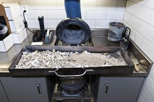 "были кремированы и захоронены, а их останки позже были идентифицированы."
гитлера по усам в золе узнали?