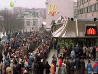 Очередь в первый открывшийся Макдональдс.





Даже в Мавзолей, в лучшие годы, народу меньше стояло.