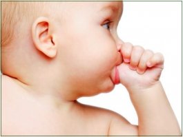 На первом парном снимке качество такое что в роли Гитлера может выступать кто угодно, хоть Станислав Садальский, хоть Армен Джигарханян. На последнем очевидно что два совершенно разных человека. Конспирология, высосанная из пальца.