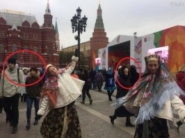 Безудержное веселье! За МКАДом подавляющее большинство людей воспринимает этот мутный "праздник" как доп. выходной. Не более.