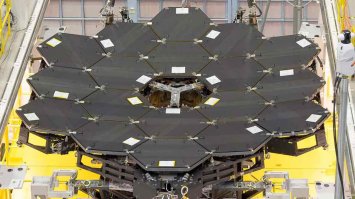 Сейчас монолитные зеркала уже почти не делают. Тяжёлые и дорогие.
Сегментные получаются вразы легче и дешевле.