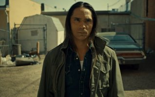 Фарго 2-ой сезон. Zahn McClarnon. По сценарию воевал с американцами во Въетнаме, также события происходят в тех же штатах. что в статье. Черты лица тоже сходятся.