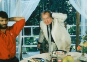 Сыграл Валета, на фото слева