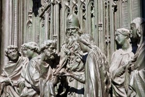 Вот ещё интересный собор (Дуомо)

Мила нский собо р (итал. Duomo di Milano), Собор Рождества Девы Марии (итал. Cattedrale di Santa Maria Nascente)   кафедральный собор в Милане, расположен в историческом центре города.

Построен в стиле пламенеющей готики из белого мрамора. Строительство начато в 1386 году, однако завершилось оно лишь в начале XIX века, когда по распоряжению Наполеона было закончено оформление фасада. Некоторые детали, однако, доделывались и позже, вплоть до 1965 года. Посвящён Рождеству Пресвятой Девы Марии.

Cобор расположен в самом центре Милана и является его символом. Это позднеготическое здание, которое содержит множество шпилей и скульптур, мраморных остроконечных башенок и колонн, соединённых большим количеством парящих опор.

Один из крупнейших по величине в Европе. Среди готических храмов по вместимости уступает только севильскому, а среди итальянских храмов   только собору Святого Петра в Ватикане. Одних только статуй в соборе насчитывается 3400