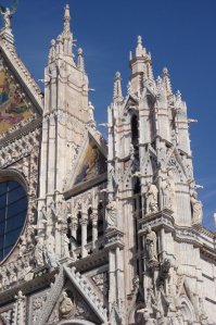 Вот ещё интересный собор (Дуомо)

Мила нский собо р (итал. Duomo di Milano), Собор Рождества Девы Марии (итал. Cattedrale di Santa Maria Nascente)   кафедральный собор в Милане, расположен в историческом центре города.

Построен в стиле пламенеющей готики из белого мрамора. Строительство начато в 1386 году, однако завершилось оно лишь в начале XIX века, когда по распоряжению Наполеона было закончено оформление фасада. Некоторые детали, однако, доделывались и позже, вплоть до 1965 года. Посвящён Рождеству Пресвятой Девы Марии.

Cобор расположен в самом центре Милана и является его символом. Это позднеготическое здание, которое содержит множество шпилей и скульптур, мраморных остроконечных башенок и колонн, соединённых большим количеством парящих опор.

Один из крупнейших по величине в Европе. Среди готических храмов по вместимости уступает только севильскому, а среди итальянских храмов   только собору Святого Петра в Ватикане. Одних только статуй в соборе насчитывается 3400