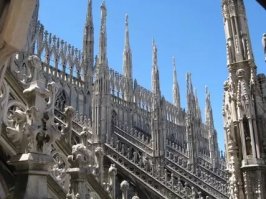 Вот ещё интересный собор (Дуомо)

Мила нский собо р (итал. Duomo di Milano), Собор Рождества Девы Марии (итал. Cattedrale di Santa Maria Nascente)   кафедральный собор в Милане, расположен в историческом центре города.

Построен в стиле пламенеющей готики из белого мрамора. Строительство начато в 1386 году, однако завершилось оно лишь в начале XIX века, когда по распоряжению Наполеона было закончено оформление фасада. Некоторые детали, однако, доделывались и позже, вплоть до 1965 года. Посвящён Рождеству Пресвятой Девы Марии.

Cобор расположен в самом центре Милана и является его символом. Это позднеготическое здание, которое содержит множество шпилей и скульптур, мраморных остроконечных башенок и колонн, соединённых большим количеством парящих опор.

Один из крупнейших по величине в Европе. Среди готических храмов по вместимости уступает только севильскому, а среди итальянских храмов   только собору Святого Петра в Ватикане. Одних только статуй в соборе насчитывается 3400