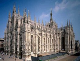 Вот ещё интересный собор (Дуомо)

Мила нский собо р (итал. Duomo di Milano), Собор Рождества Девы Марии (итал. Cattedrale di Santa Maria Nascente)   кафедральный собор в Милане, расположен в историческом центре города.

Построен в стиле пламенеющей готики из белого мрамора. Строительство начато в 1386 году, однако завершилось оно лишь в начале XIX века, когда по распоряжению Наполеона было закончено оформление фасада. Некоторые детали, однако, доделывались и позже, вплоть до 1965 года. Посвящён Рождеству Пресвятой Девы Марии.

Cобор расположен в самом центре Милана и является его символом. Это позднеготическое здание, которое содержит множество шпилей и скульптур, мраморных остроконечных башенок и колонн, соединённых большим количеством парящих опор.

Один из крупнейших по величине в Европе. Среди готических храмов по вместимости уступает только севильскому, а среди итальянских храмов   только собору Святого Петра в Ватикане. Одних только статуй в соборе насчитывается 3400