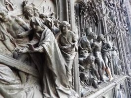 Вот ещё интересный собор (Дуомо)

Мила нский собо р (итал. Duomo di Milano), Собор Рождества Девы Марии (итал. Cattedrale di Santa Maria Nascente)   кафедральный собор в Милане, расположен в историческом центре города.

Построен в стиле пламенеющей готики из белого мрамора. Строительство начато в 1386 году, однако завершилось оно лишь в начале XIX века, когда по распоряжению Наполеона было закончено оформление фасада. Некоторые детали, однако, доделывались и позже, вплоть до 1965 года. Посвящён Рождеству Пресвятой Девы Марии.

Cобор расположен в самом центре Милана и является его символом. Это позднеготическое здание, которое содержит множество шпилей и скульптур, мраморных остроконечных башенок и колонн, соединённых большим количеством парящих опор.

Один из крупнейших по величине в Европе. Среди готических храмов по вместимости уступает только севильскому, а среди итальянских храмов   только собору Святого Петра в Ватикане. Одних только статуй в соборе насчитывается 3400