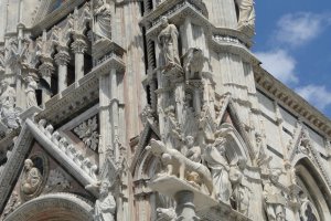 Вот ещё интересный собор (Дуомо)

Мила нский собо р (итал. Duomo di Milano), Собор Рождества Девы Марии (итал. Cattedrale di Santa Maria Nascente)   кафедральный собор в Милане, расположен в историческом центре города.

Построен в стиле пламенеющей готики из белого мрамора. Строительство начато в 1386 году, однако завершилось оно лишь в начале XIX века, когда по распоряжению Наполеона было закончено оформление фасада. Некоторые детали, однако, доделывались и позже, вплоть до 1965 года. Посвящён Рождеству Пресвятой Девы Марии.

Cобор расположен в самом центре Милана и является его символом. Это позднеготическое здание, которое содержит множество шпилей и скульптур, мраморных остроконечных башенок и колонн, соединённых большим количеством парящих опор.

Один из крупнейших по величине в Европе. Среди готических храмов по вместимости уступает только севильскому, а среди итальянских храмов   только собору Святого Петра в Ватикане. Одних только статуй в соборе насчитывается 3400