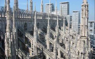 Вот ещё интересный собор (Дуомо)

Мила нский собо р (итал. Duomo di Milano), Собор Рождества Девы Марии (итал. Cattedrale di Santa Maria Nascente)   кафедральный собор в Милане, расположен в историческом центре города.

Построен в стиле пламенеющей готики из белого мрамора. Строительство начато в 1386 году, однако завершилось оно лишь в начале XIX века, когда по распоряжению Наполеона было закончено оформление фасада. Некоторые детали, однако, доделывались и позже, вплоть до 1965 года. Посвящён Рождеству Пресвятой Девы Марии.

Cобор расположен в самом центре Милана и является его символом. Это позднеготическое здание, которое содержит множество шпилей и скульптур, мраморных остроконечных башенок и колонн, соединённых большим количеством парящих опор.

Один из крупнейших по величине в Европе. Среди готических храмов по вместимости уступает только севильскому, а среди итальянских храмов   только собору Святого Петра в Ватикане. Одних только статуй в соборе насчитывается 3400