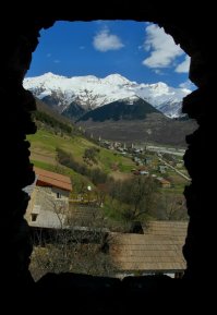 И я сняла в Грузии пастушью собаку в районе Сванетии, где древние башни. А Тушети - по фильму было родиной Мимино: "Стоит особо заметить, что в Тушети, возле сел Омало и Шенако велись съемки фильма  Мимино . По сценарию лётчик Валико Мизандари (Мимино)   тушин по национальности. На кадре из фильма как раз показано село Омало."