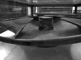 А вот так называемая ваза из Саккара (Египет) - материал - аспидный камень,род очень твердого гранита.