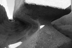 Здесь согласен,уважаемый Senmuth,потому что следы,подобные приведенным Вами,обнаруживаются на одном из углов незаконченной.Наверное,древним строителям в экстренных случаях (поломка,отсутствие инструмента и т.п.) приходилось использовать и ручной труд.
Но вот что доказали Ваши фундаментальные "технари"? Что отверстия в камне можно сверлить с помощью медной трубки и абразива? Можно. А как быть с круглыми отверстиями в каменных монолитах диаметром 50-60 см? в принципе, в них залезть может человек.Только глубина их варьируется от 60 см до 1м60 см.На хрена они были нужны - вот загадка.
Но на стенках всех этих глухих отверстий - кольцевые бороздки от обработки с подачей 1,5-2 мм/об.В этом Вы можете убедиться сами,будучи в Египте,с помощью линейки (туда пускают),не привлекая в помощь Флиндерса Петри.Боюсь ошибиться,но усилие подачи этой медной трубки должно составлять в этом случае от нескольких центнеров до нескольких тонн.
И вот еще снимок из Асуана - следов зубил,кирок не прослеживается,зато следы "ложки" хорошо видны справа.