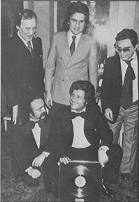 Тото Кутуньо ему хорошо помог тоже.

В начале 1975 года Кутуньо начинает выступать с группой  Albatros , пишет вместе с поэтом Вито Паллавичини песни Oasis, Uomo dove vai, Africa. В том же году художественный руководитель популярного французского певца Джо Дассена Жак Пле замечает тандем Кутуньо   Паллавичини. Постоянные авторы текстов Дассена Клод Лемель и Пьер Деланоэ пишут на мелодии Тото Кутуньо французские тексты. Так появляются знаменитые  Et si tu n existais pas ,  Salut  и французский поп-хит лета 1975 года  L Été indien .

За 3 последующих года Кутуньо напишет для Джо Дассена ещё 6 песен, в том числе рекордно длинную (продолжительность   12 мин) композицию Le jardin du Luxembourg.