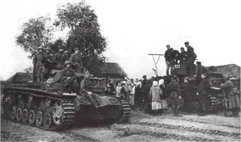 Ну если быть совсем точным, то мог и воевать :)

Бойцы Красной Армии на трофейных танках Pz.lll и Pz. IV. Западный фронт, сентябрь 1941 года (АСКМ).