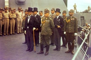 Формальная капитуляция Японии. Подписана 2 сентября 1945 года на борту американского линкора  Миссури  в Токийском заливе.