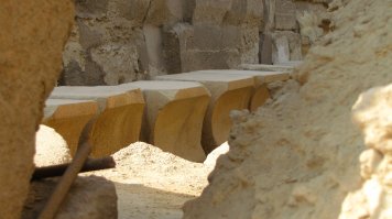 Эти блоки (фризы) причем все разные, между храмами Сфинкса и Хафра - их там приличное количество и все разные. И идеальных плоскостей или выемок там просто нет. А при ближайшем рассмотрении, так следы от ручной обработки.