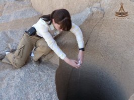 >на одном из углов незаконченной.
Где? незаконченной ЧЕГО?

>приходилось использовать и ручной труд.
Только и его. 

>Но вот что доказали Ваши фундаментальные "технари"? 
Они никому ничего не доказывают, а исследуют Египет.

>А как быть с круглыми отверстиями в каменных монолитах диаметром 50-60 см?
Где такие? Шурфы в Асуане не сверлили.

>в принципе, в них залезть может человек.
Может. См. фото. И диаметр точно не полметра

>Только глубина их варьируется от 60 см до 1м60 см.
Глубина больше

>На хрена они были нужны - вот загадка.
Геологическая разведка на прочность камня для обелисков.

>Но на стенках всех этих глухих отверстий - кольцевые бороздки от обработки с подачей 1,5-2 мм/об.
Неправда. Даже если бороздки есть, Вы подачу не определите. Показывайте фото где есть "кольцевые бороздки"

>И вот еще снимок из Асуана - следов зубил,кирок не прослеживается,зато следы "ложки" хорошо видны справа. 
Еще раз сказать, что кирками и зубилами там не работали?