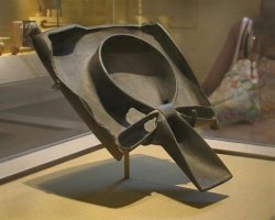 Как именно оно лепилось, я не знаю, и какие были формы или шаблоны. Мало того, данный Диск Сабу отреставрирован на 2/3, это видно на месте.

Есть подобный предмет того же периода, который изображает самый известный египетский символ. Чаша сделана из более твердого материала (граувакка, глинистая горная твердая порода) и композиционно сложнее.