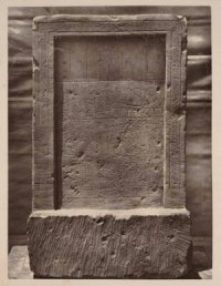 Если говорить коротко, то это   инвентарная стела поздней династий (21), которая была установлена в храме той же династии на плато Гиза. Титул  Хозяйка пирамид  появился только после 18 династии, а в Древнем Царстве как такого культа Исиды просто не было. Так же и орфографические реалии и пантеоны Богов относят стелу к очень позднему периоду. Цари поздних династии уважали своих предков и свою историю, и часто упоминали их в своих исторических анналах, при этом занимались реставрацией и восстановлением памятников.  Проще говоря, инвентарная стела - это памятная стела установленная около 900-1000 года до НЭ, где помимо списка даров, пантеона Богов (Осирис, Исида, Хор, Селкет, Баст, Птах, Нефертум, Сахмет и др.) и Сфинкса упомянут в качестве уважения царь Хуфу из 4 династии. А так же  из-за сложностей определения времен в египетском письме, и внесло сумятицу в датировке стелы.