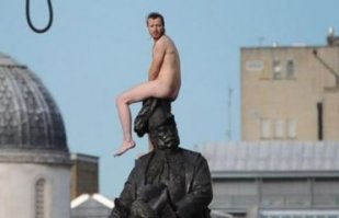 На что люди только не идут ради фотки, лишь бы повыёживаться.