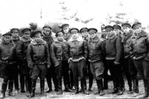 9 мая 2010 года эти французские военнослужащие (фото Reuters) все же прошли по Красной площади и пронесли по ней историческое боевое знамя полка "