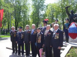 9 мая 2010 года эти французские военнослужащие (фото Reuters) все же прошли по Красной площади и пронесли по ней историческое боевое знамя полка "