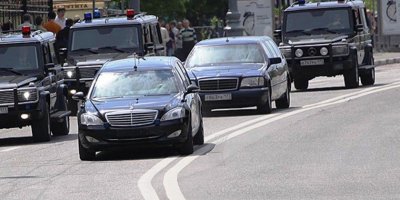 Воробьёв разогнали, а толпу людей на заднем фоне - нет. А где кортеж в Зимбабве? 1, 3 фотки - США, 2, 4 - Россия.