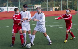  Вратарь перепутал мяч с отметкой для пенальти и чуть не пропустил гол 