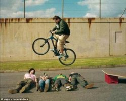 Почему женщины живут дольше мужчин: 25 наглядных объяснений