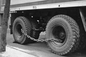 Здесь думаю защита не от угона а от кражи новой резины))
Даже волоски видно, только поставили. А грузовая резина тогда была в дефиците. Нам на автобазе резину меняли когда совсем лысая уже была...