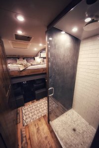 А знаете, что у них под кроватью?!