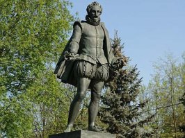 Мне кажется, что это нормально! Ведь стоит же в Москве памятник Мигелю Сервантесу!