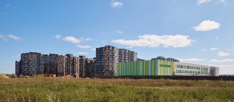 Часто проезжаем мимо ЖК "Весна" (Апрелевка - что под Москвой), издалека - жуть жуткая, боюсь представить что там внутри..(