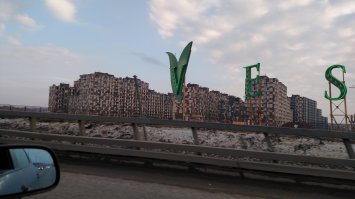 Часто проезжаем мимо ЖК "Весна" (Апрелевка - что под Москвой), издалека - жуть жуткая, боюсь представить что там внутри..(