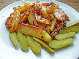 Тщательно вымойте картофели, порежьте ее на половинку, можно кружочками и хорошенько прожарьте на сале.