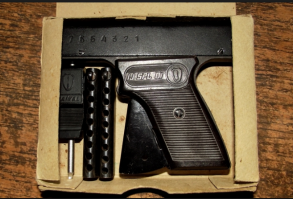 Такой хотелось в детстве в место пугача, но детЯм не продавали)